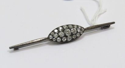 Broche en argent pavée de vingt-deux diamants,...