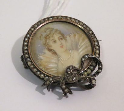 Broche en argent portant sous verre une miniature...