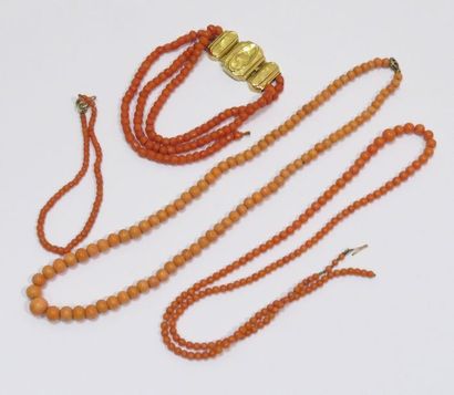 Lot de débris de bracelets/colliers en perles...