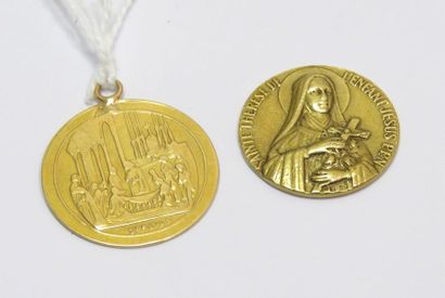 Lot de deux médailles de baptême en or jaune...