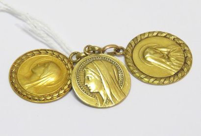Lot de trois médailles de baptême en or jaune...