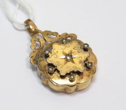 Pendentif stylisé en or serti de sept petites...