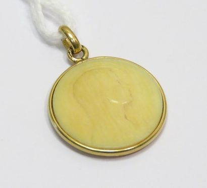 Pendentif circulaire en ivoire sculpté figurant...