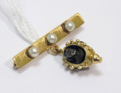 Broche en or jaune sertie en boutons par...