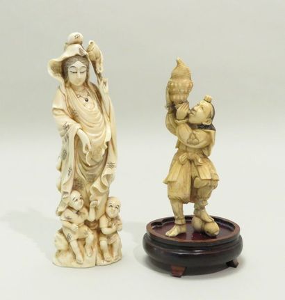 Deux okimono en ivoire marin, Benkei soufflant...