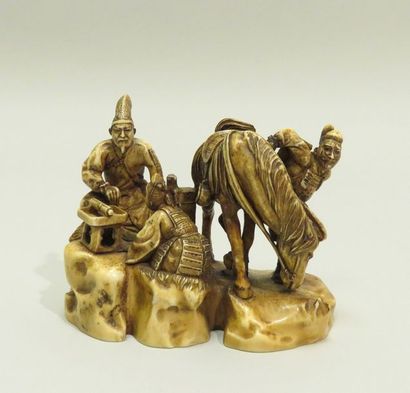 Okimono en ivoire teinté et rehaussé de brun,...