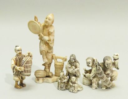 Lot de quatre objets comprenant deux okimono...