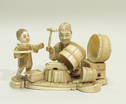 Okimono en ivoire, fabricant de baquets assis...