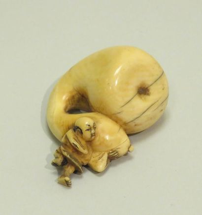 Netsuke en ivoire représentant …. sur un...