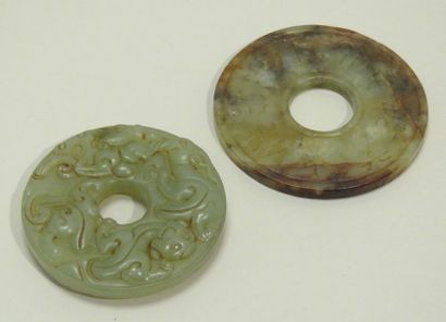 Petit disque Bi en jade céladon veiné de...