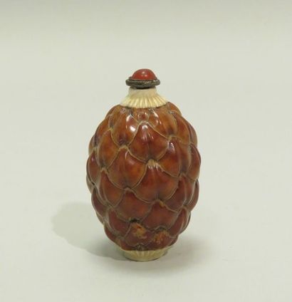 Flacon tabatière formé d’une pomme de pin,...