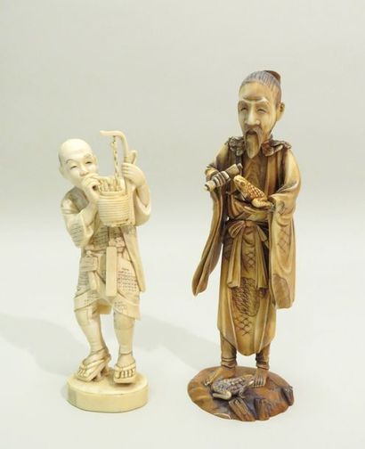 Deux okimono en ivoire rehaussé de brun,...