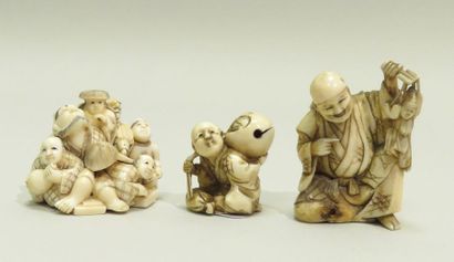 Lot de trois objets, comprenant un okimono...