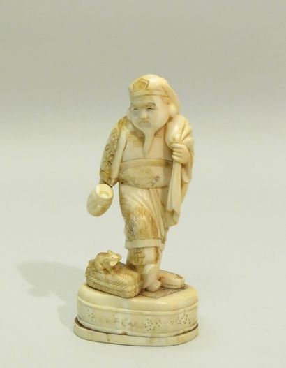 Okimono en ivoire marin représentant Daikoku,...