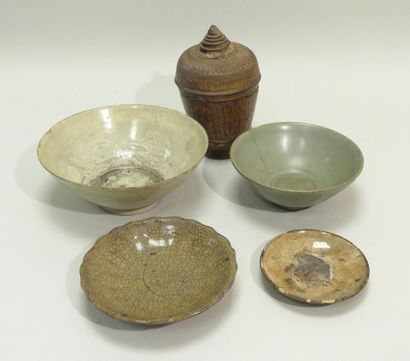 Bel ensemble de cinq pièces diverses en céramique...