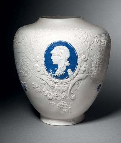 Taxile DOAT (1851-1938)

Vase en porcelaine...