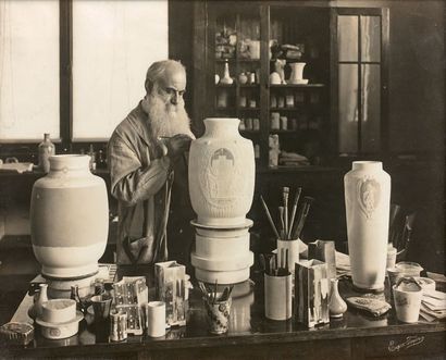 Eugène TAYLOR
Taxile Doat dans son atelier
Tirage...