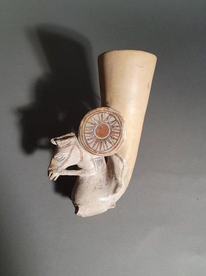 Rhyton plastique en forme de cavalier armé...
