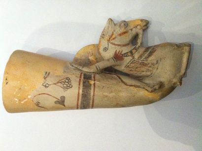Rhyton plastique en forme de cavalier armé...