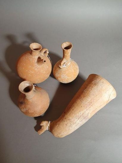 Lot composé d'un rhyton à tête animale, et...