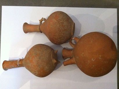 Lot composé d'un rhyton à tête animale, et...