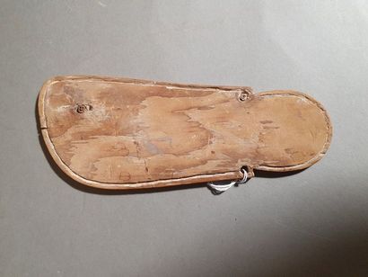 Sandale gauche formée d'une semelle de bois...