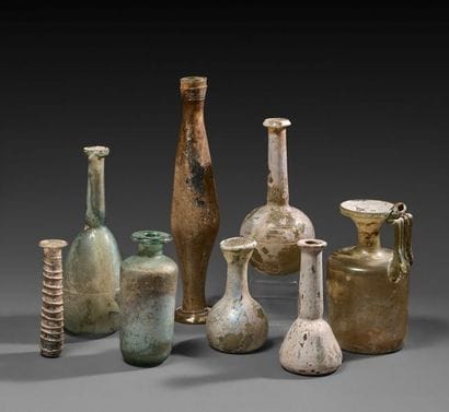 Lot de huit flacons de formes diverses.
Verre.
Époque...