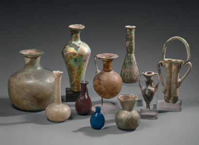 Lot de dix flacons de formes diverses.
Verre.
Accidents...