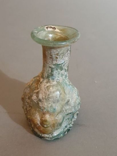 Balsamaire dont le corps reproduit la tête...