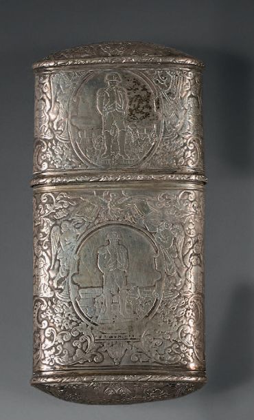 Etui à cigarettes de forme ovale, en argent...