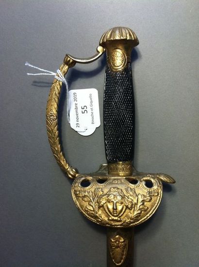 Epée d'officier. Fusée en ébène quadrillé....