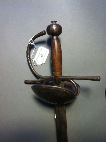 Deux épées de style:
- une épée à Taza. Fusée...