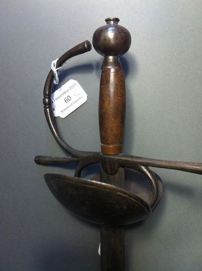 Deux épées de style:
- une épée à Taza. Fusée...
