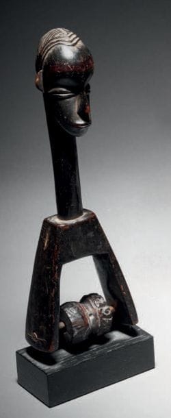 GOURO PULLEY, IVORY SIDE
Wood with black-brown
patina...