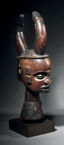 CIMIER IDOMA, NIGERIA
Bois mi-dur à patine...