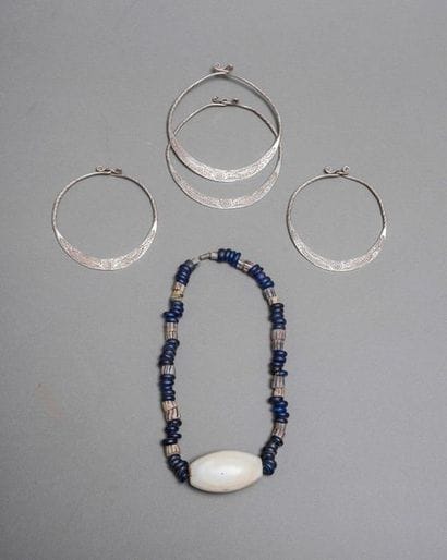 LOT DE DEUX PAIRES D'ORNEMENTS D'OREILLE...