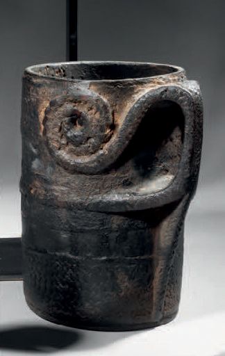 POT À LAIT, NÉPAL
Bois à patine brun noir...