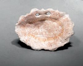 *RARE PENDENTIF,
COQUILLAGE À DÉCOR GRAVÉ
CULTURE...