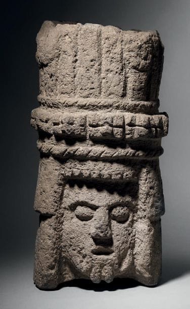 TÊTE D'UNE GRANDE STATUE, CERTAINEMENT UN...