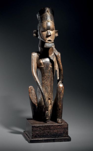 STATUETTE REPRESENTING A HEAD, NTSWO E MPUU,...