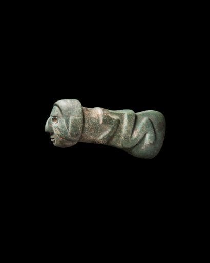 
? HACHE ANTHROPOMORPHE

CULTURE COLIMA,...