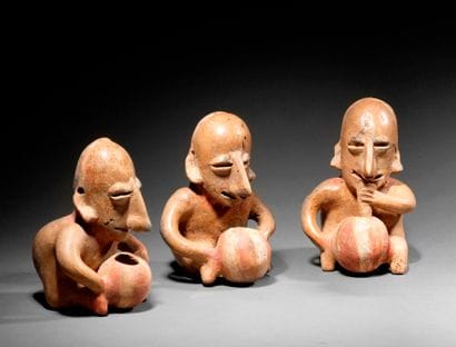 
? ENSEMBLE DE TROIS BOSSUS TENANT DES OLLAS

CULTURE...