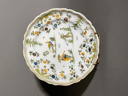 MOUSTIERS

Plate with contoured rim in earthenware...