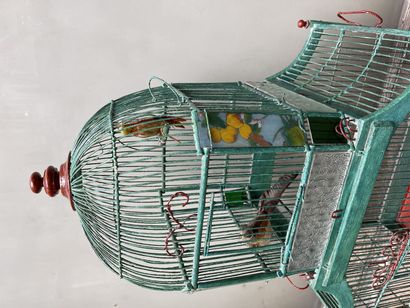 Cage à oiseaux

Birdcage

Made of green ...