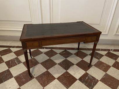 Mahogany tric-trac table.
Louis XVI period.
Accidents...