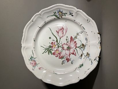 STRASBOURG

Two round earthenware dishes...