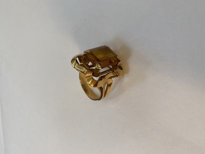 Ring in 750°/°° gold set with a citrine (grinds)...