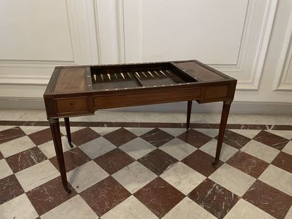 Mahogany tric-trac table.
Louis XVI period.
Accidents...