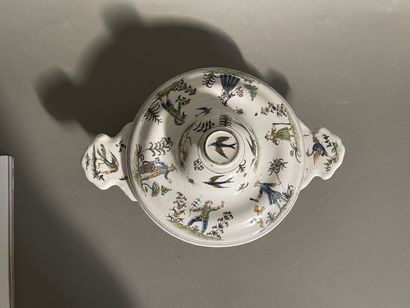 MOUSTIERS

Round covered earthenware bowl...