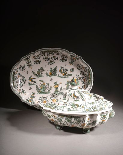 MOUSTIERS

Covered oval terrine and its earthenware...